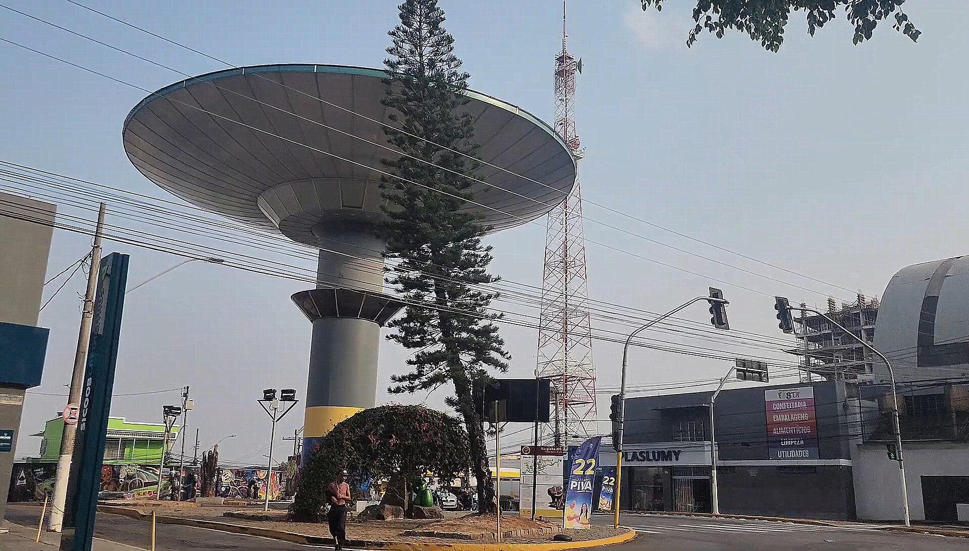 Nave Espacial de Varginha water tower from the street