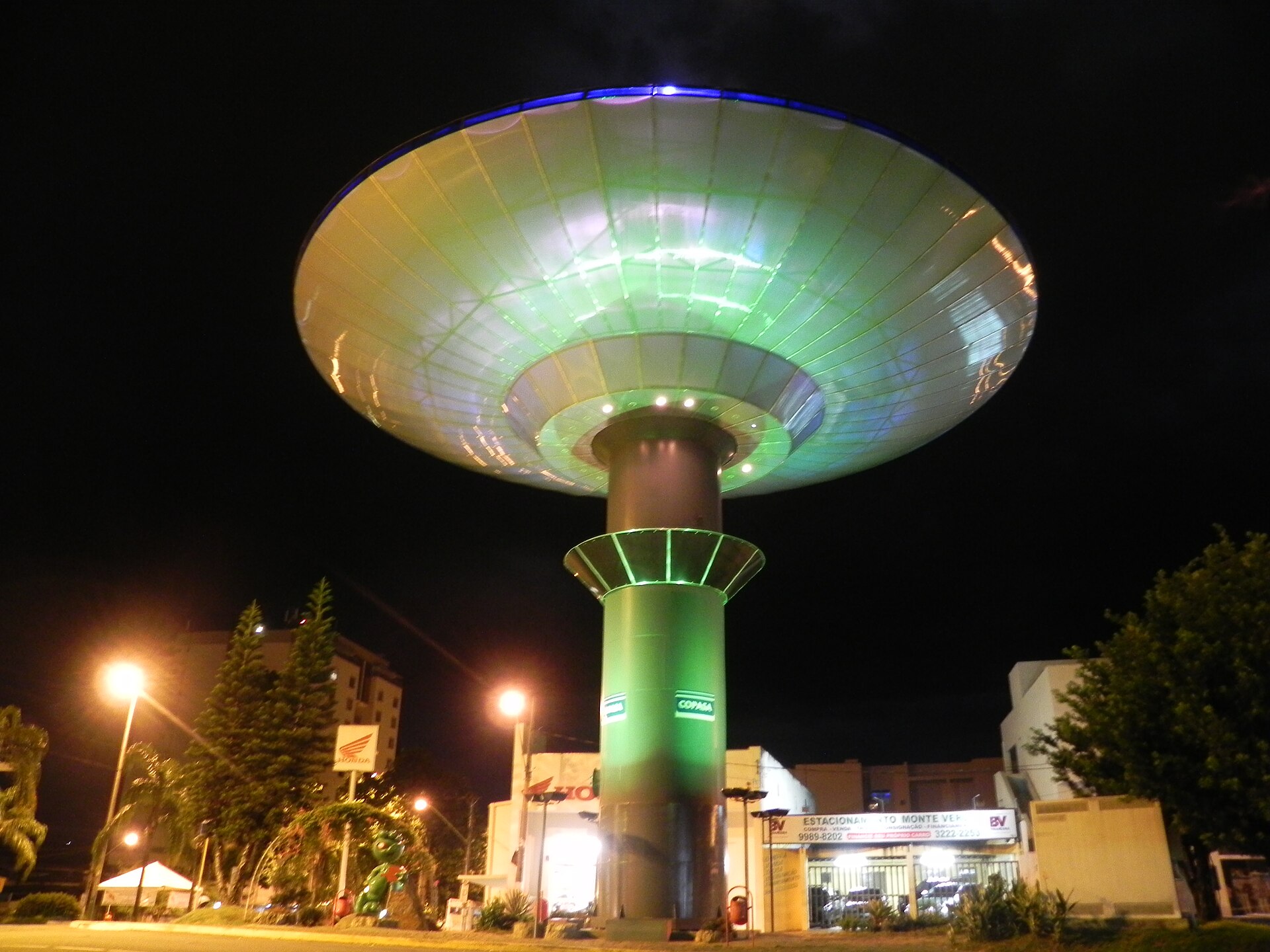 Nave Espacial de Varginha illuminated at night